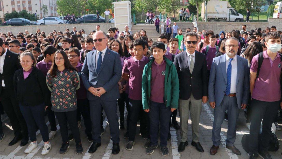 Sivas Belediye Başkanı Hilmi Bilgin ve Millî Eğitim Müdürümüz Ergüven Aslan, Selçuk Ortaokulunu ziyaret ederek öğretmen ve öğrencilerle bir araya geldi.