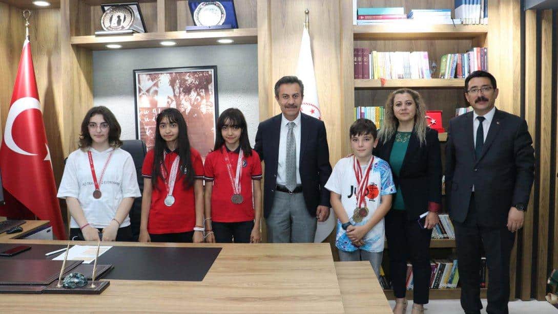 Kayak, Wushu ve Judo Türkiye Şampiyonalarında derece elde eden Cumhuriyet Üniversitesi Ortaokulu öğrencileri, Millî Eğitim Müdürümüz Ergüven Aslan'ı ziyaret etti.