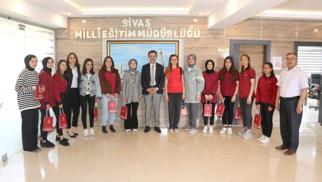 Millî Eğitim Müdürümüz Ergüven Aslan, çeşitli spor branşlarında derece elde eden Karşıyaka Mesleki ve Teknik Anadolu Lisesi öğrencilerini tebrik etti.