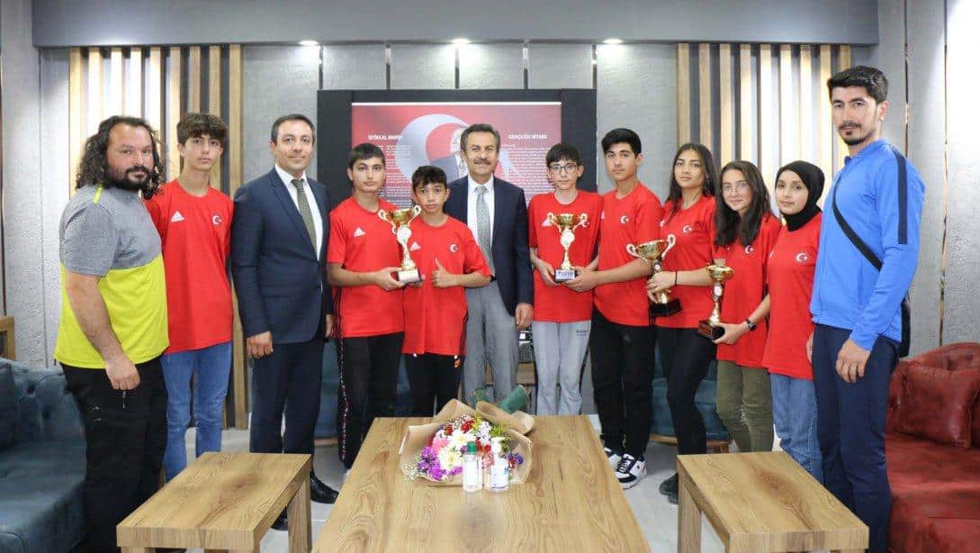 Floor Curling, masa tenisi ve bocce de derece elde eden Şehit Üsteğmen Nizamettin Songur Ortaokulu öğrencileri, Millî Eğitim Müdürümüz Ergüven Aslan'ı ziyaret etti.