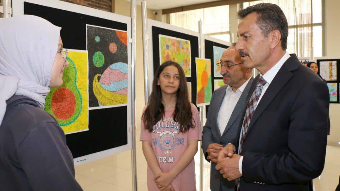 İhramcızade İmam Hatip Ortaokulu öğrencileri resim sergisi açtı.