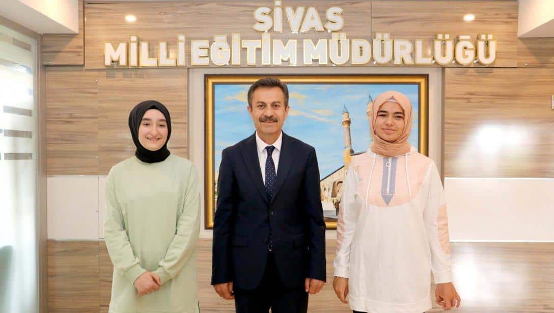 Millî Eğitim Müdürümüz Ergüven Aslan, LGS'de Sivas'ın gururu olan Türkiye birincisi öğrenciler; Ayşe Zümra Aksu ve Reyyan Duman'ı tebrik etti.