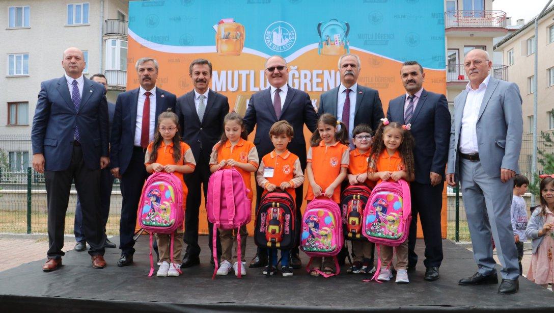 Bu yıl okula başlayacak yaklaşık 6 bin 1. sınıf öğrencisi için Sivas Belediyesi tarafından sağlanan kırtasiye setlerinin dağıtımına başlandı. Kırtasiye desteği için İnönü İlkokulunda program düzenlendi.