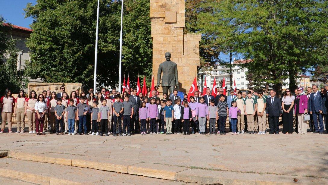 2022-2023 Eğitim-Öğretim Yılının başlaması dolayısıyla Atatürk Anıtında çelenk sunma töreni düzenlendi.