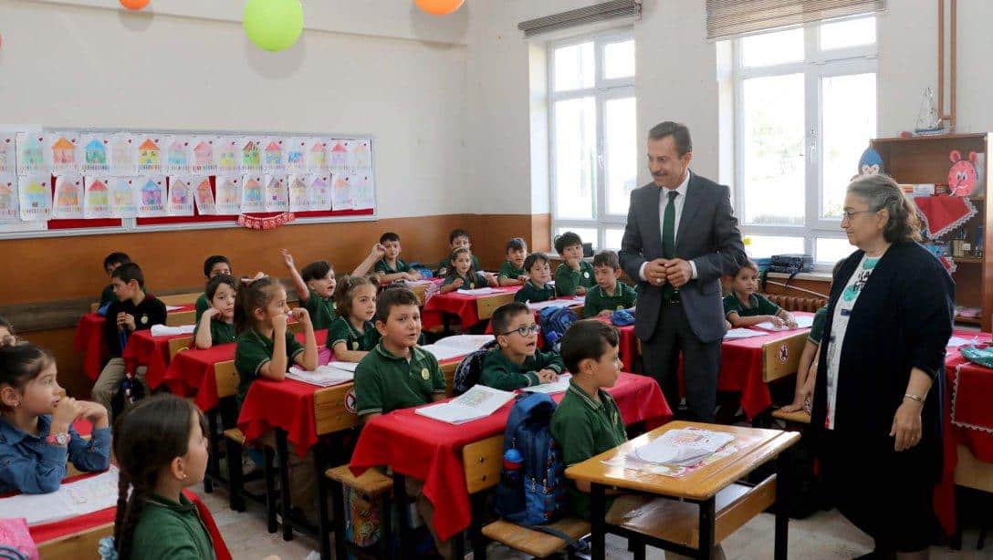 Millî Eğitim Müdürümüz Ergüven Aslan, Gazi Anadolu Lisesi ve Cebecioğlu İlkokulunu ziyaret etti.