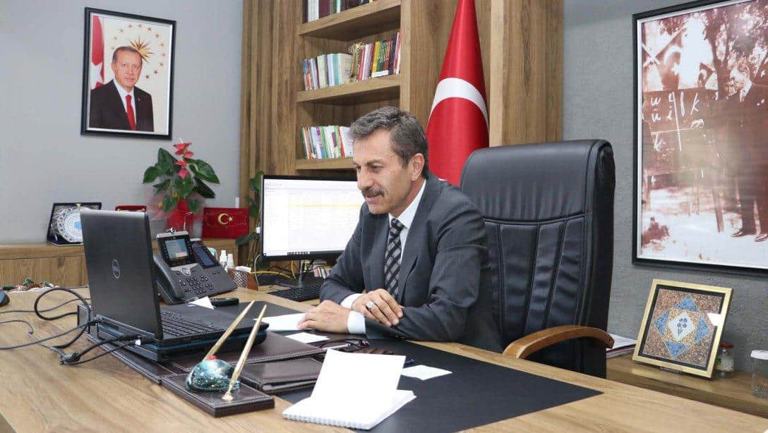 Millî Eğitim Müdürümüz Ergüven Aslan, ilçe millî eğitim müdürleri ile VKS üzerinden toplantı gerçekleştirdi.