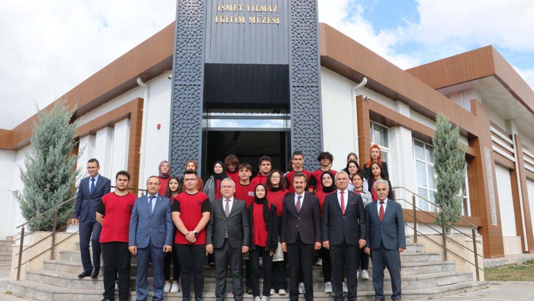 Valimiz Yılmaz Şimşek, Millî Eğitim Müdürümüz Ergüven Aslan ile birlikte İsmet Yılmaz Eğitim Müzesini ziyaret etti.