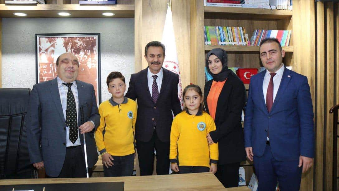 Millî Eğitim Müdürümüz Ergüven Aslan, kaleme aldıkları masalları kitaba dönüştüren Fatih İlkokulu öğrencilerini tebrik etti.