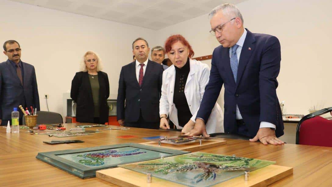 Valimiz Yılmaz Şimşek, Sivas Halk Eğitimi Merkezi ve Olgunlaşma Enstitüsünü ziyaret etti.