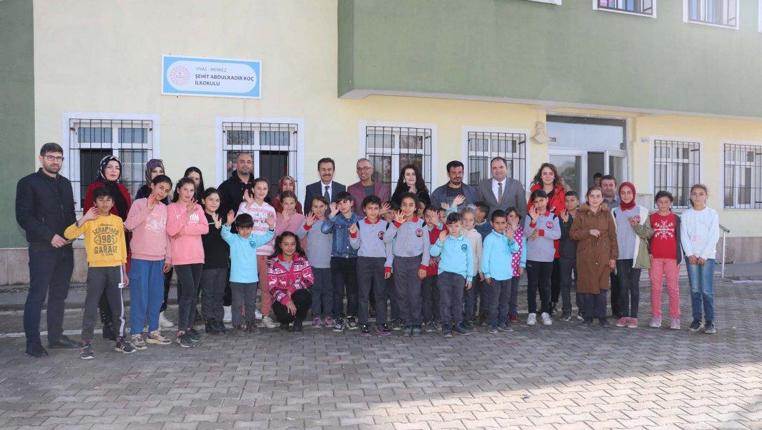 Millî Eğitim Müdürümüz Ergüven Aslan, Beypınarı Köyünde bulunan Şehit Abdulkadir Koç İlk ve Ortaokulunu ziyaret ederek, okulda görev yapan öğretmenlerin 24 Kasım Öğretmenler Günü'nü tebrik etti.
