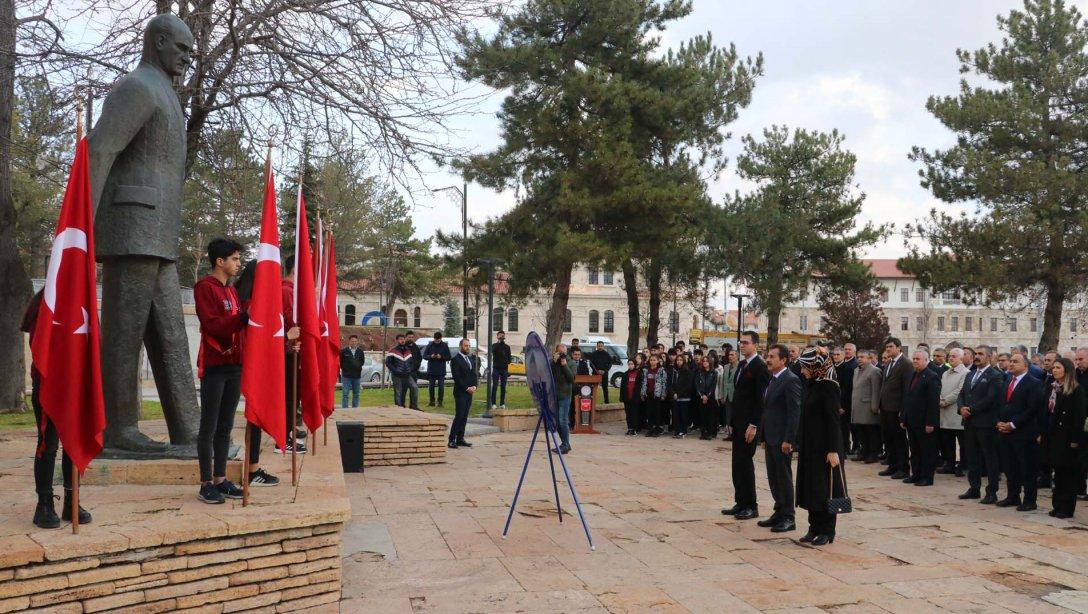 Sivas'ta, 24 Kasım Öğretmenler Günü dolayısıyla Atatürk Anıtı'nda çelenk sunma töreni düzenlendi.