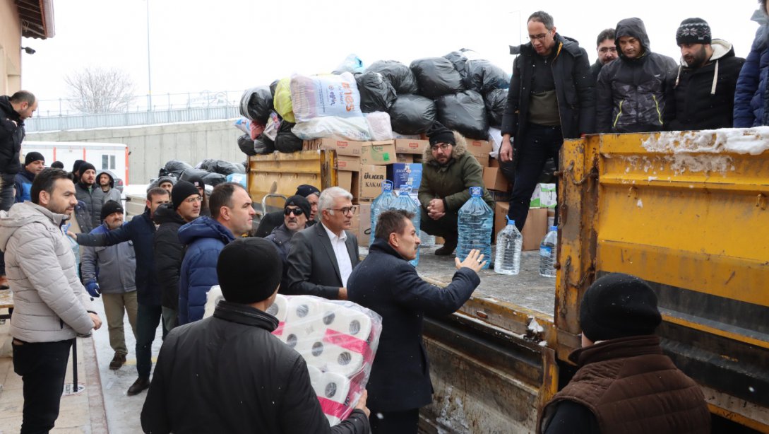 Sivas'ta eğitim camiası, deprem felaketinden etkilenen vatandaşlar için seferber oldu. 
