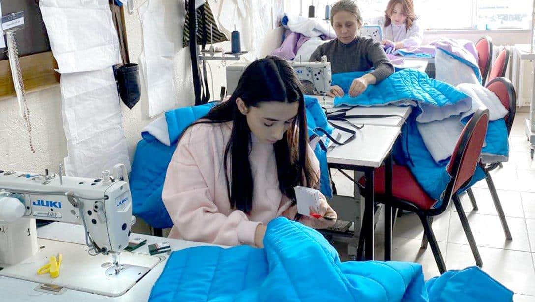 Sivas Olgunlaşma Enstitüsü ve Sivas Halk Eğitimi Merkezi (HEM) ile Zara HEM, afetzedeler için uyku tulumu üretimine başladı. 