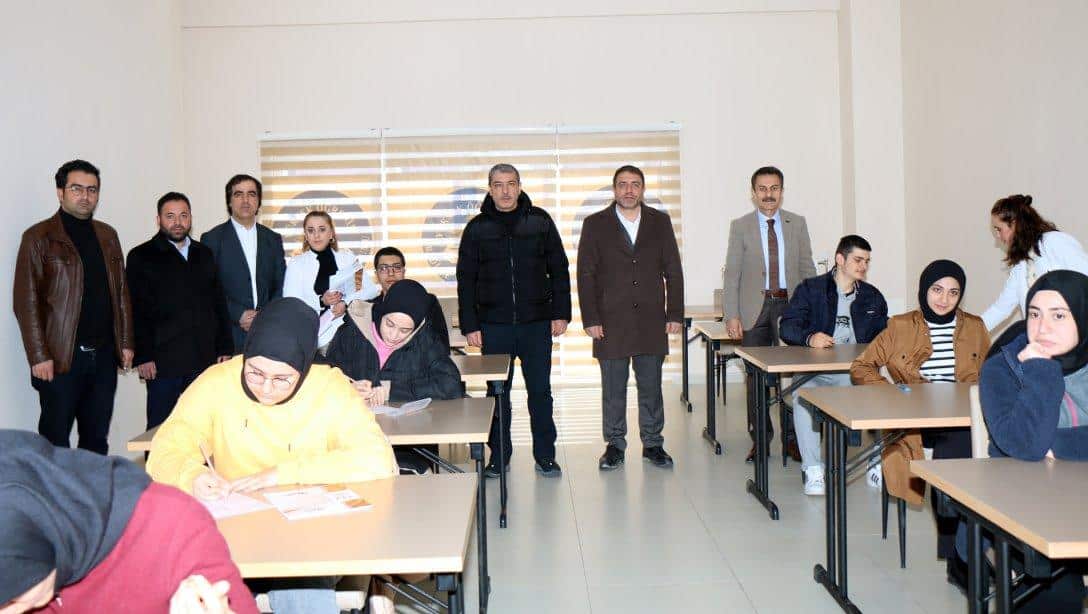 Deprem felaketi sonrası Sivas'ta misafir edilen öğrenciler için DYK kursu başlatıldı. Sivas Valiliği himayesinde Müdürlüğümüz koordinesinde Halk Eğitimi Merkezince düzenlenen kurslara 144 öğrenci katılım sağlıyor.
