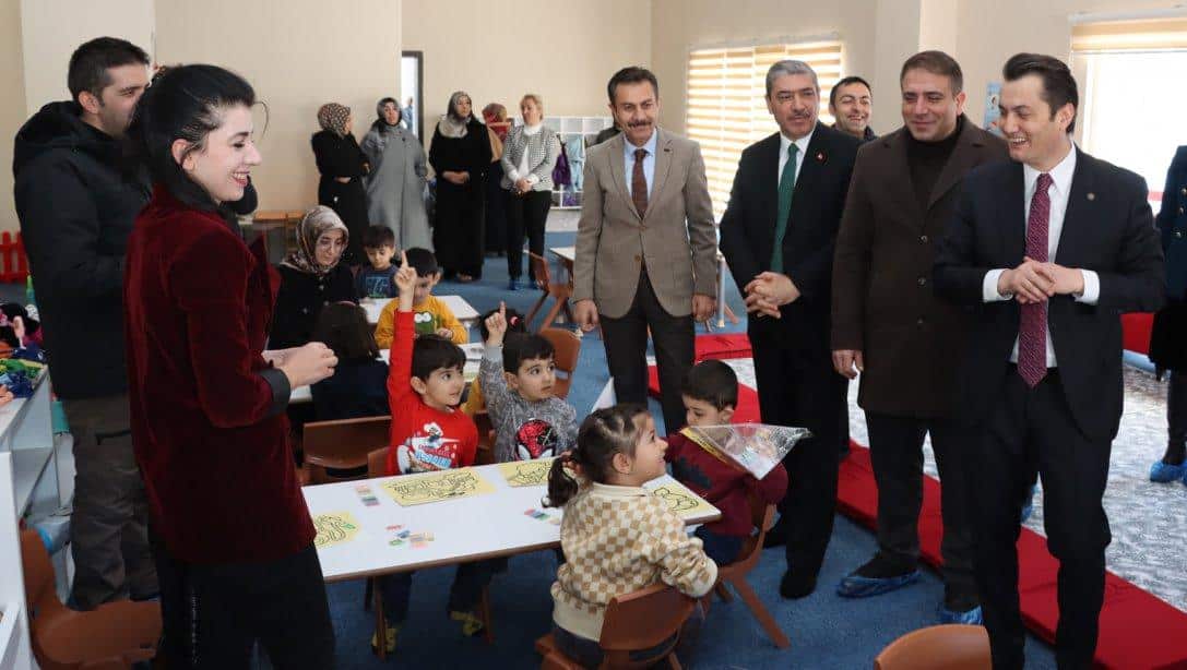 Deprem dolayısıyla Sivas'ta KYK Yurtlarında aileleriyle birlikte misafir edilen minik öğrenciler için anasınıfı oluşturuldu.