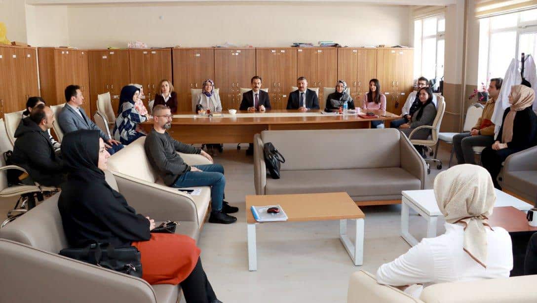 Millî Eğitim Müdürümüz Ergüven Aslan, Halil Rıfat Paşa Anadolu Lisesinde görev yapan öğretmenlerle bir araya geldi.