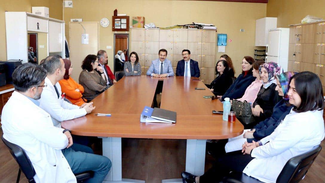 Millî Eğitim Müdürümüz Ergüven Aslan, Cumhuriyet Üniversitesi İlk ve Ortaokulunda görev yapan öğretmenlerle bir araya geldi. 