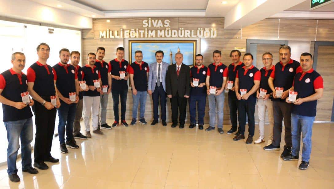 Millî Eğitim Bakanı Sayın Mahmut Özer, müdürlüğümüz AKUB ekibine teşekkür plaketi tevdi etti. AKUB üyelerine plaketlerini Millî Eğitim Müdürümüz Ergüven Aslan takdim etti.