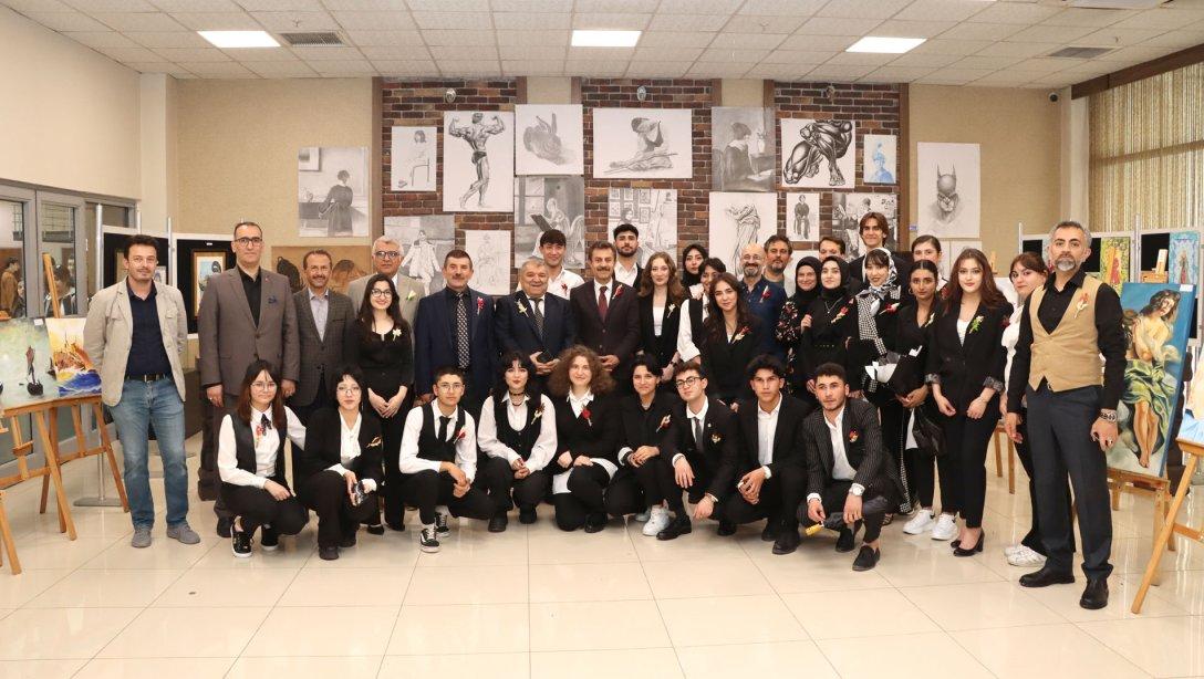 Sivas Muzaffer Sarısözen Güzel Sanatlar Lisesi öğrencileri, Sivas Valiliği himayesinde Millî Eğitim Müdürlüğümüzce hayata geçirilen HEDEF Projesi kapsamında görsel sanatlar sergisi açtı.