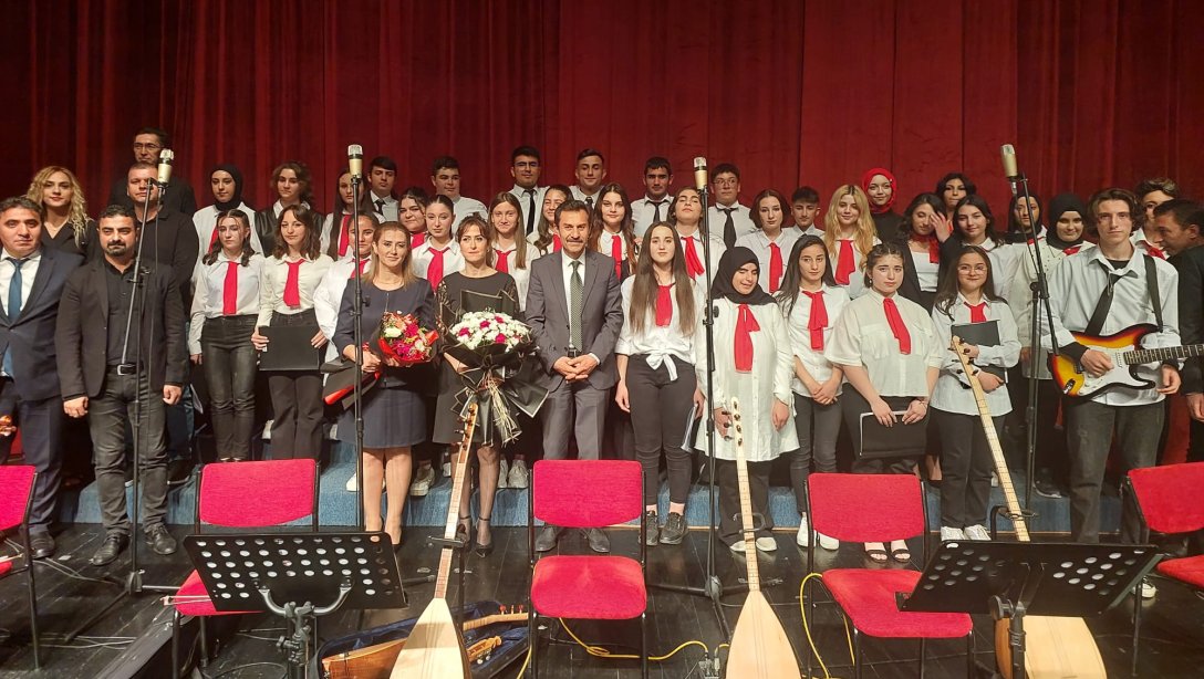 Mehmet Gökhan Ay Anadolu Lisesi öğrencileri, HEDEF Projesi kapsamında konser verdi. Öğrenciler, 