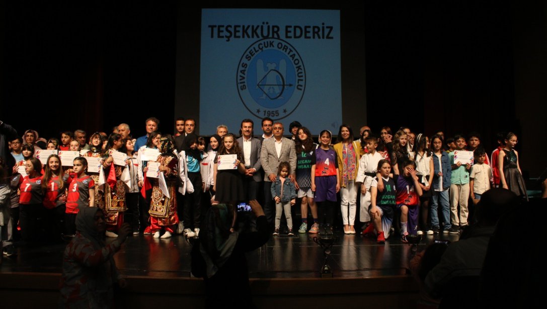 Selçuk Ortaokulu, HEDEF Projesi kapsamında Aşık Veysel'i Anma ve Şampiyonlar Günü kutlama programı düzenledi.