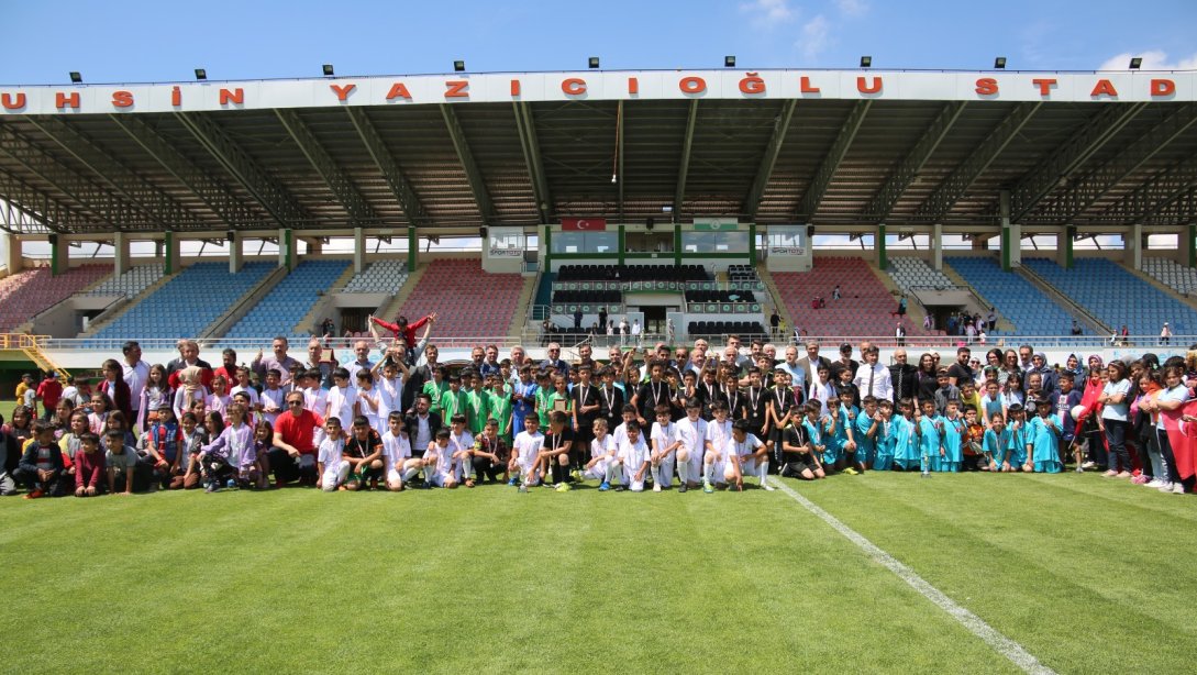 Sivas Belediyesi ile Millî Eğitim Müdürlümüz işbirliğinde düzenlenen ilkokullar arası futbol turnuvası sona erdi. Turnuvada dereceye giren takımlar için ödül töreni düzenlendi.