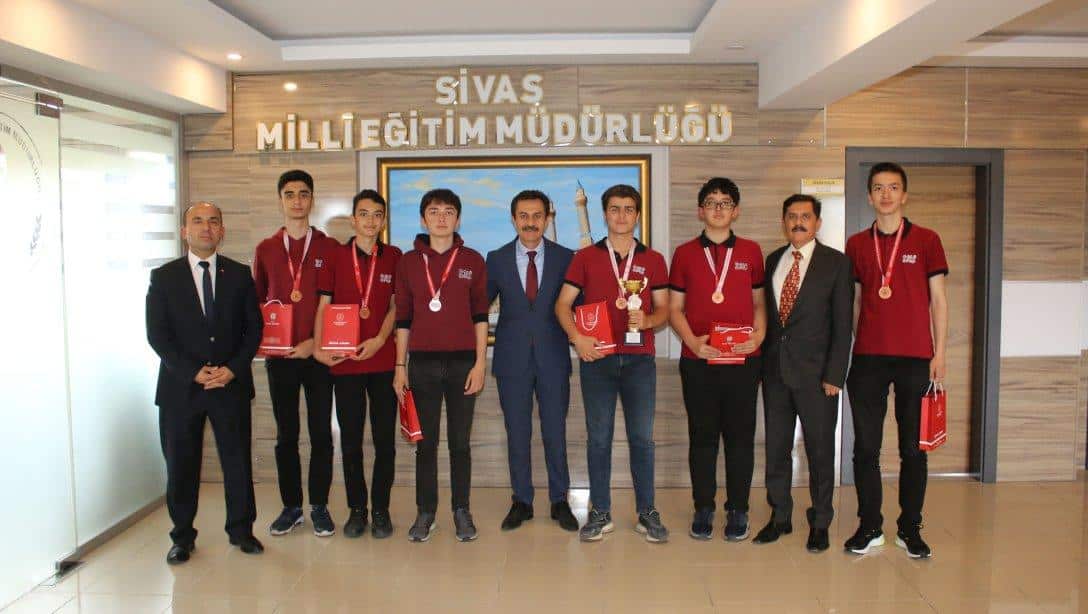 Millî Eğitim Müdürümüz Ergüven Aslan, Okul Sporları Türkiye Satranç Şampiyonasında üçüncü olan Sivas Fen Lisesi Satranç Takımını tebrik etti.