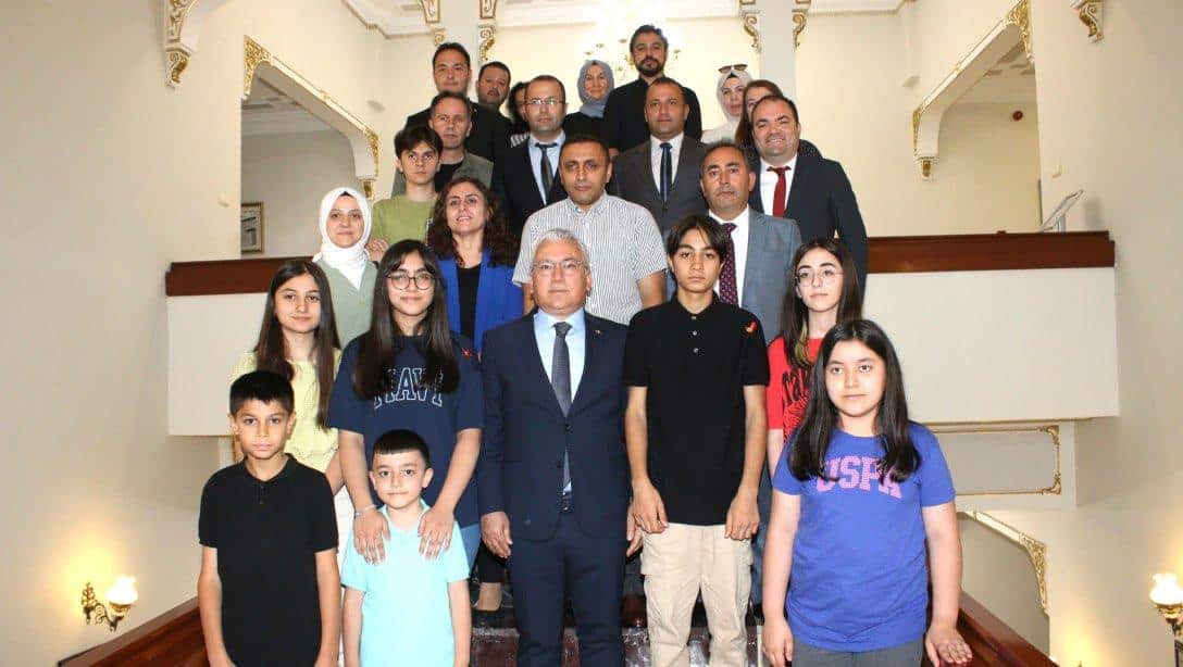Valimiz Yılmaz Şimşek, Liselere Geçiş Sistemi (LGS) kapsamındaki merkezi sınavda Sivas'ta 500 tam puan alan öğrencileri tebrik etti.