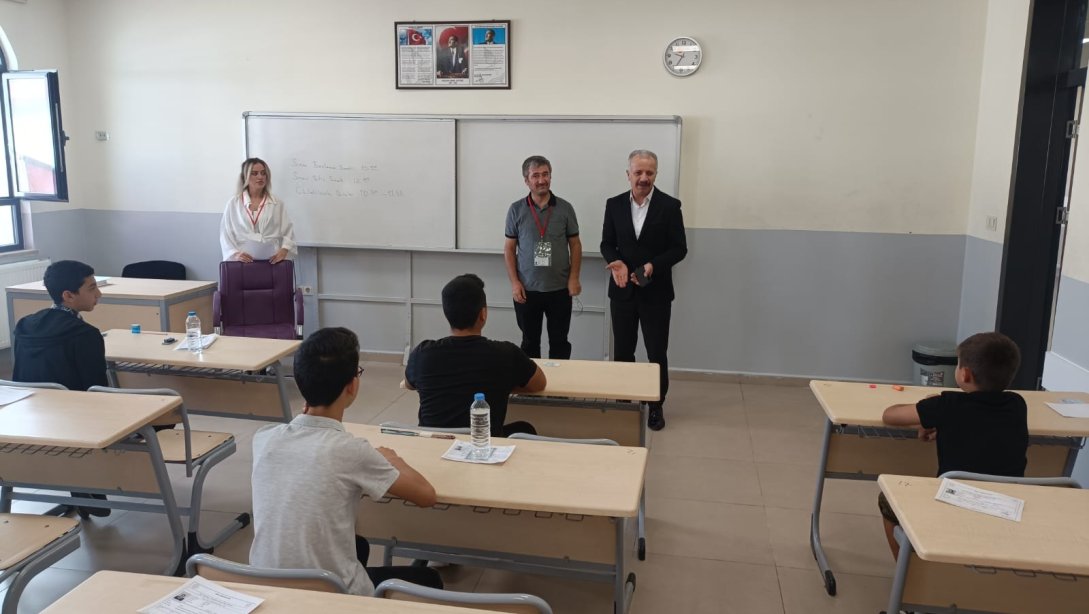Sivas'ta 10 bin 787 öğrenci, Millî Eğitim Bakanlığınca düzenlenen bursluluk sınavına katıldı. İl merkezinde sınava giren öğrencileri ziyaret eden Millî Eğitim Müdürümüz Necati Yener, başarı dileklerini iletti.
