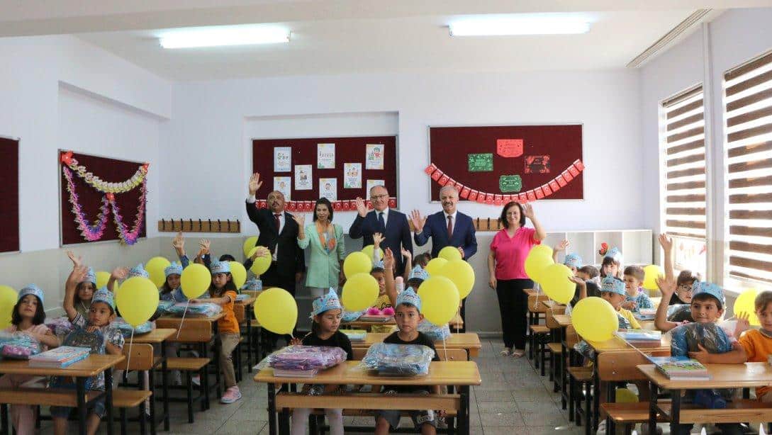 Sivas Belediyesi, ilkokul 1. sınıf öğrencilerine bu yıl da okul ve beslenme çantası hediye ediyor. Bu kapsamda Mehmetçik İlkokulunu ziyaret eden Belediye Başkanı Hilmi Bilgin ve Millî Eğitim Müdürümüz Necati Yener, öğrencilere çantalarını takdim etti.