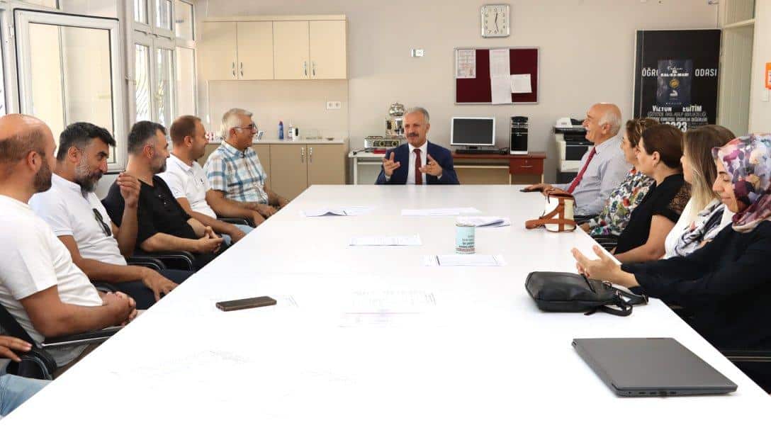 Millî Eğitim Müdürümüz Necati Yener, Şube Müdürümüz Özkan Çamcı ile birlikte Sultanşehir Mesleki ve Teknik Anadolu Lisesini ziyaret etti. 