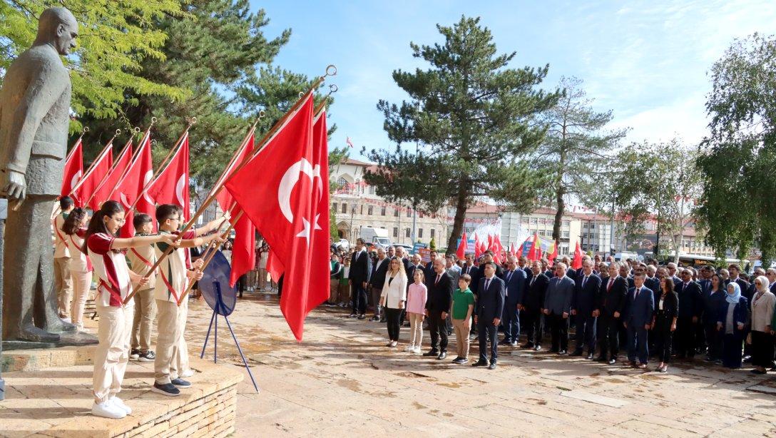 Sivas'ta İlköğretim Haftası kapsamında Atatürk Anıtı'nda çelenk sunma töreni gerçekleştirildi. 