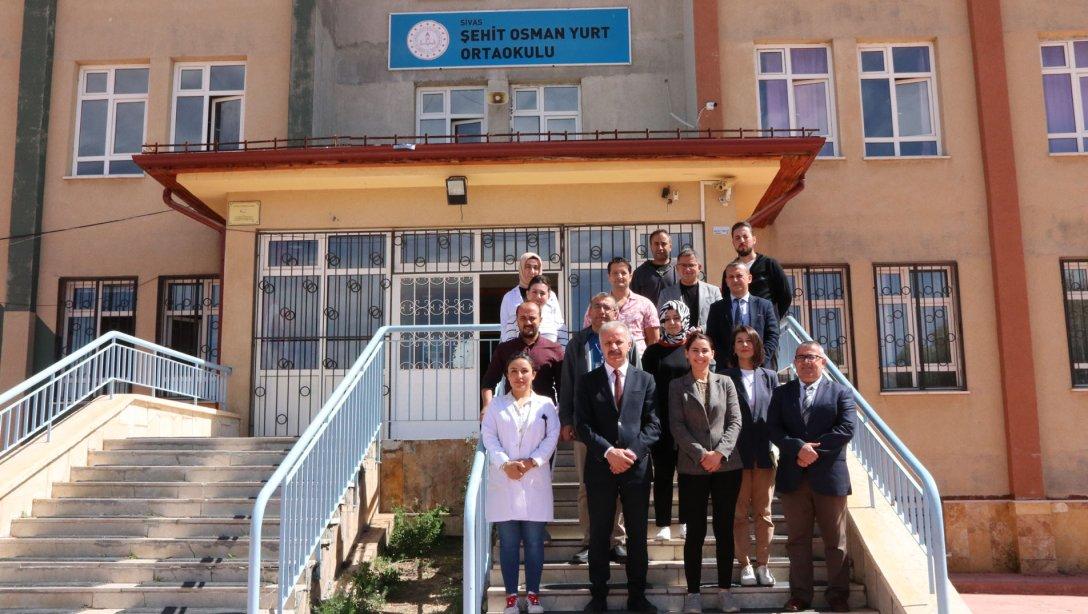 Millî Eğitim Müdürümüz Necati Yener, Şube Müdürümüz Hülya Bozbıyık ile birlikte Şehit Osman Yurt Ortaokulunda öğrenci ve öğretmenler ile bir araya geldi.