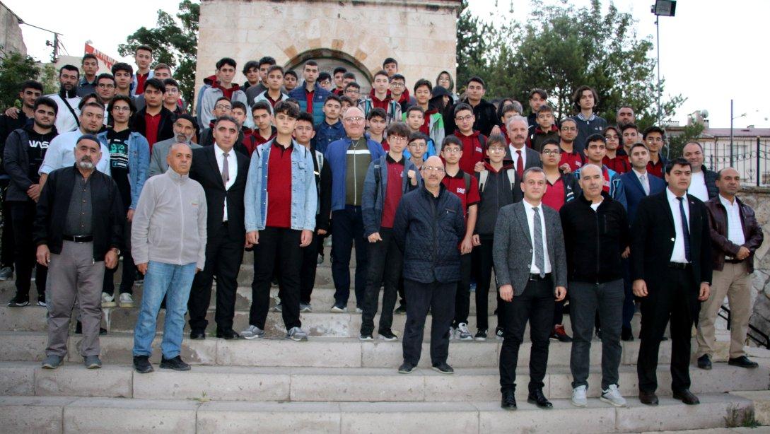 Sivas Belediye Başkanı Hilmi Bilgin ve Millî Eğitim Müdürümüz Necati Yener, Fen Lisesi öğrencileri ile sabah namazında buluştu.