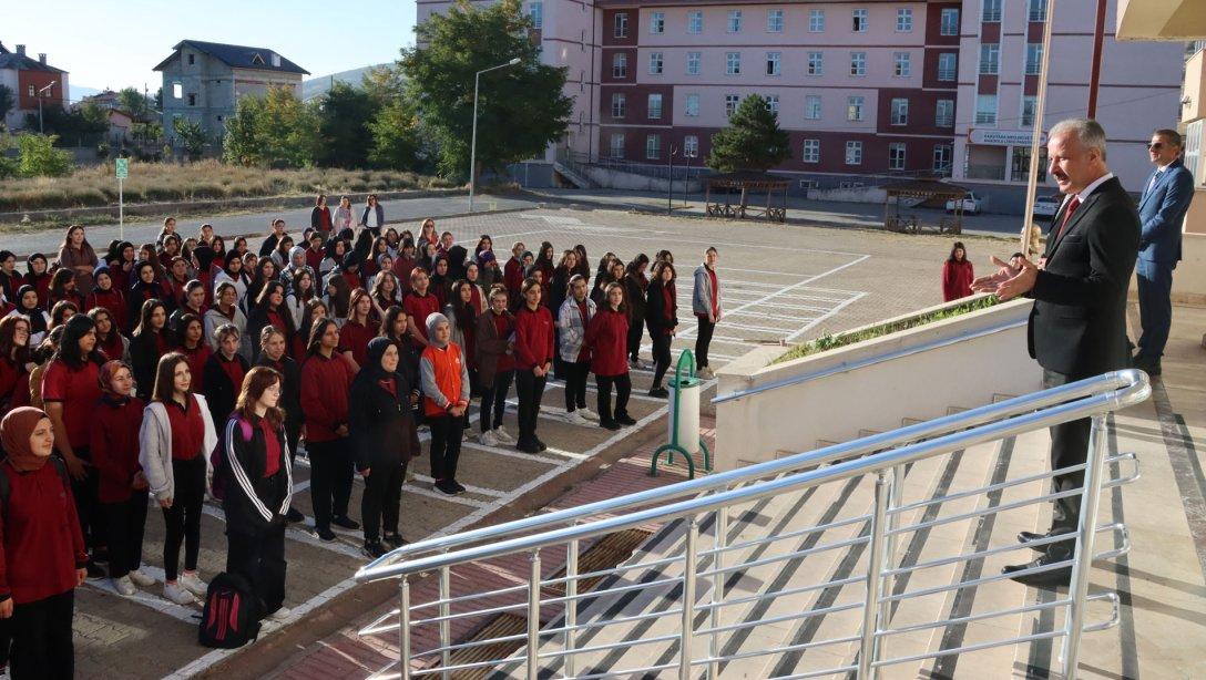 Millî Eğitim Müdürümüz Necati Yener, Karşıyaka MTAL öğrenci ve öğretmenleri ile bir araya geldi. Okul bahçesinde düzenlenen bayrak törenine katılan Yener, okul binası ve ekmek üretim atölyesinde de incelemelerde bulundu.