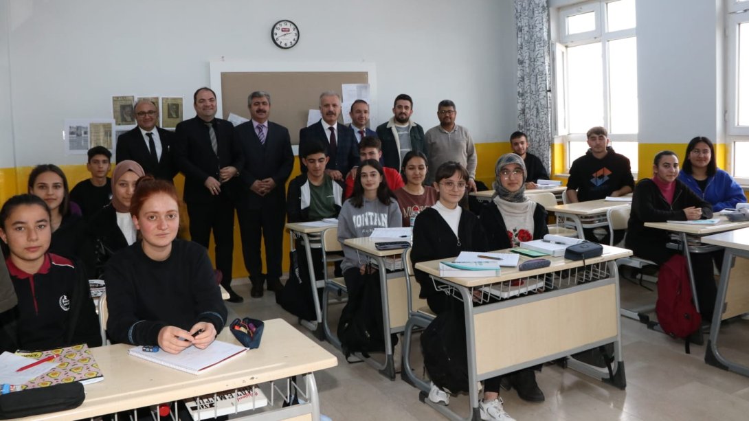 Millî Eğitim Müdürümüz Necati Yener, Gemerek Anadolu Lisesinde öğrenci ve öğretmenler ile bir araya geldi.