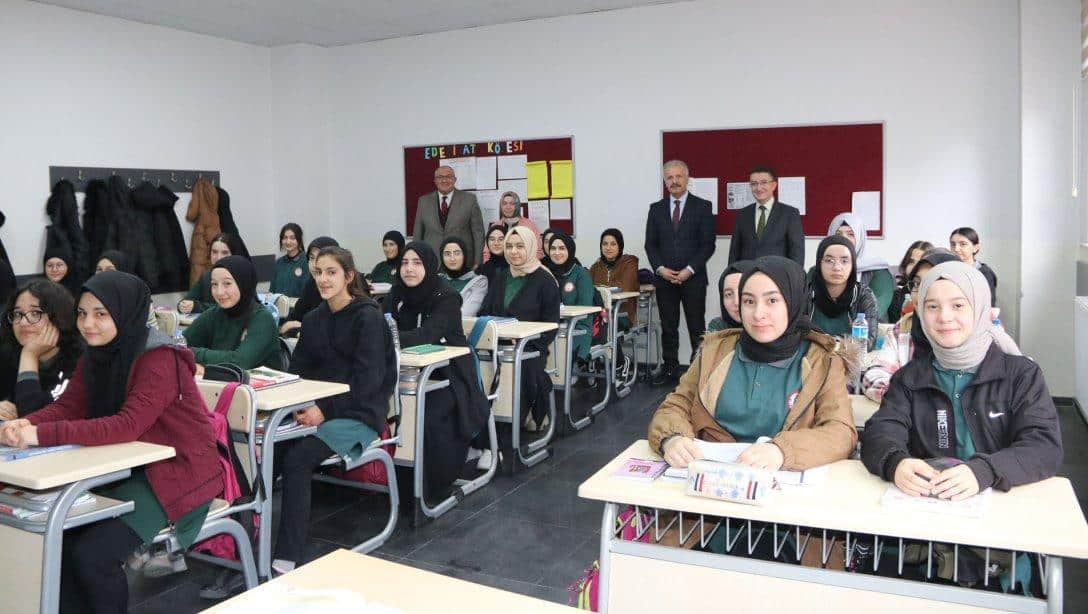 Millî Eğitim Müdürümüz Necati Yener, Sivas Kız Anadolu İmam Hatip Lisesinde öğrenci ve öğretmenler ile bir araya geldi.