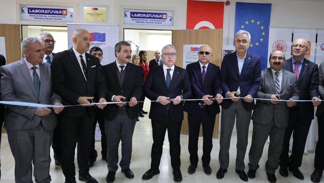 Sivas Mesleki ve Teknik Anadolu Lisesi bünyesinde oluşturulan ROBOTO laboratuvarının açılışı gerçekleştirildi.