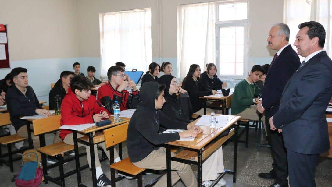 Sivas'ta 8, 11 ve 12. Sınıf öğrencilerine yönelik 3.Tam Kapsamlı Değerlendirme sınavı gerçekleştirildi. Millî Eğitim Müdürümüz Necati Yener, Celal Bayar Ortaokulunda sınava giren öğrencileri ziyaret ederek başarı dileklerini iletti.