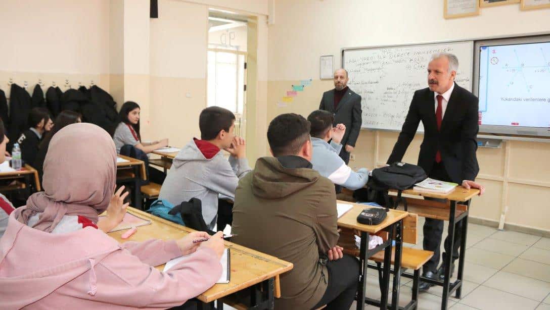 Millî Eğitim Müdürümüz Necati Yener, Şehit Üsteğmen Cemalettin Yılmaz Mesleki ve Teknik Anadolu Lisesini ziyaret ederek öğrenci ve öğretmenler ile bir araya geldi. 