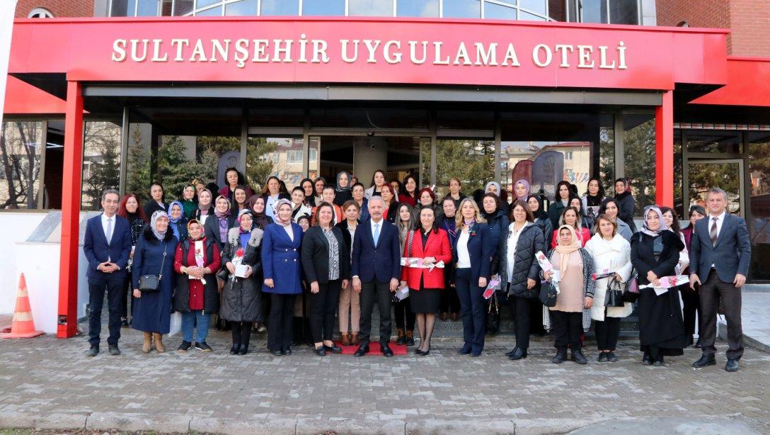Millî Eğitim Müdürümüz Necati Yener, 8 Mart Dünya Kadınlar Günü dolayısıyla düzenlenen programda kadın okul müdürleri ve müdürlüğümüz birimlerinde görev yapan kadın personeller ile bir araya geldi.