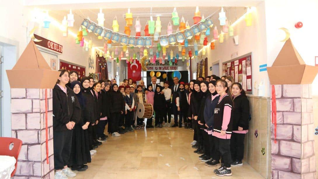 Millî Eğitim Müdürümüz Necati Yener, Ülkü İmam Hatip Ortaokulunu ziyaret etti. Yener, öğrenci ve öğretmenler tarafından okul koridorunda oluşturulan Ramazan Sokağının açılışını gerçekleştirdi. 