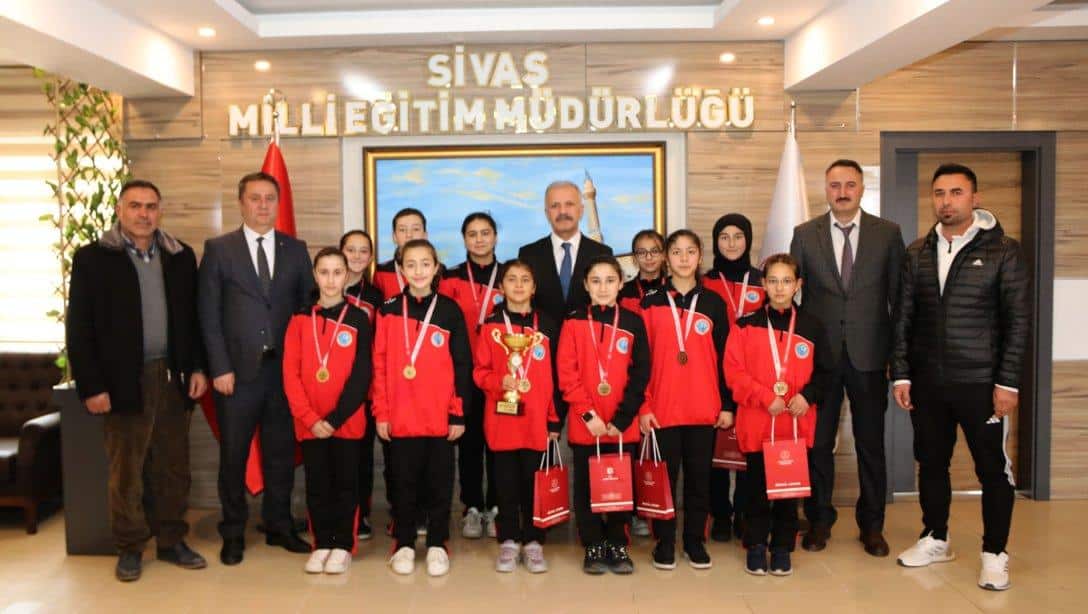 Millî Eğitim Müdürümüz Necati Yener, Yıldızlar Kız Futsal Turnuvasında şampiyon olan Yıldızeli Zeki Seyfi Şahin Ortaokulu öğrencilerini tebrik etti.