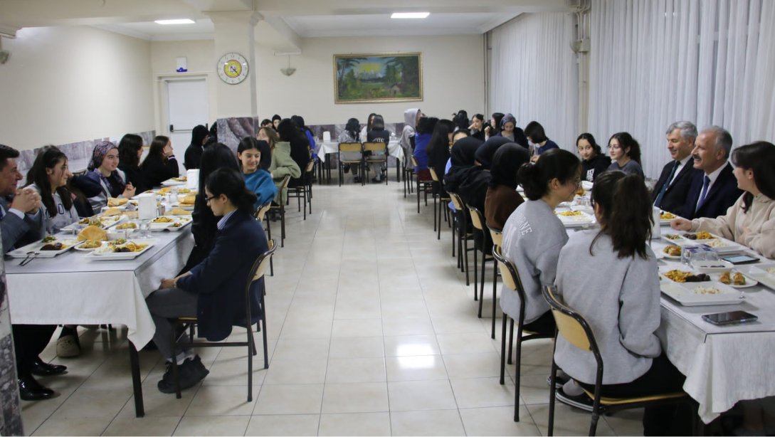 Millî Eğitim Müdürümüz Necati Yener, Sivas Lisesi Pansiyonunda kalan öğrencilerle birlikte iftar yaptı. 
