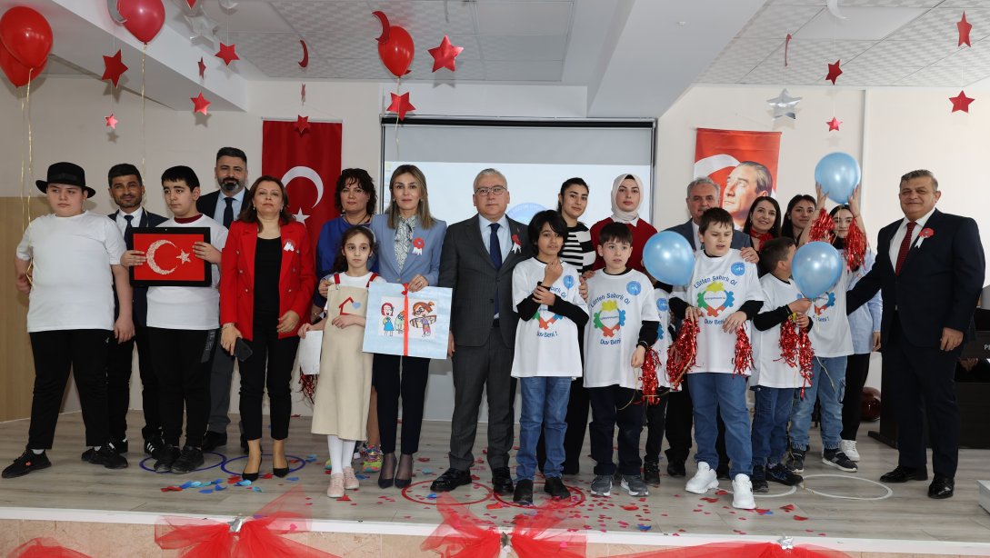 2 Nisan Otizm Farkındalık Günü dolayısıyla Sivas Özel Eğitim Uygulama Okulunda program düzenlendi. 