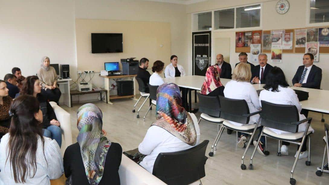  Millî Eğitim Müdürümüz Necati Yener, Gazi Anadolu Lisesini ziyaret ederek okul idarecileri ve öğretmenler ile bir araya geldi. 