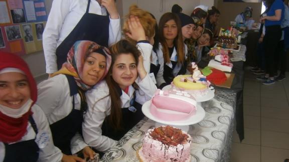 Karşıyaka Mesleki ve Teknik Anadolu Lisesi Geleneksel Pasta Süsleme Yarışması Düzenledi.