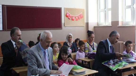 İlköğretim Haftası Şehit Üsteğmen Şükrü Pürlü İlkokulu/Ortaokulu´nda Yapılan Törenle Başladı