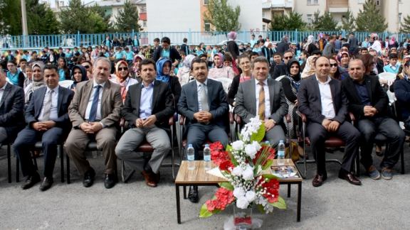 Sivas Muzaffer Sarısözen Ortaokulu´nda Yıl Sonu Etkinliği gerçekleştirildi.