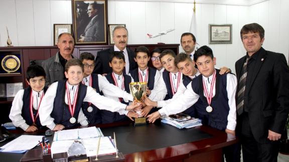 Halk Oyunları Minikler Türkiye Şampiyonasında Türkiye Şampiyonu olan Kazım Karabekir Ortaokulu Halk Oyunları Kulübü ekibi, Milli Eğitim Müdürümüz Mustafa Altınsoyu ziyaret etti. 
